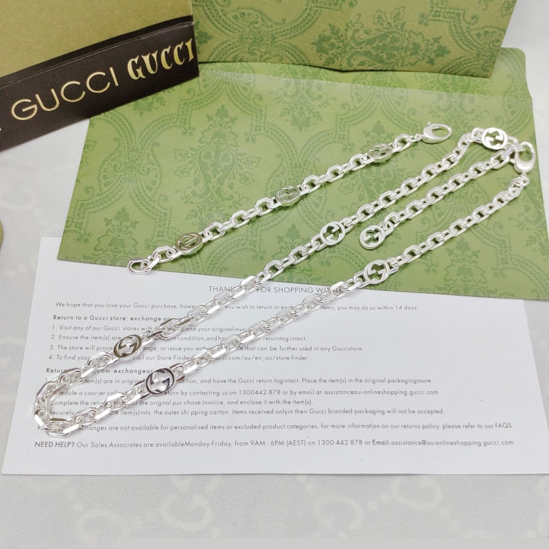 G*u*i bracelets